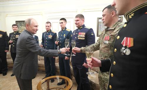 Путин провел в Ново-Огарево неформальную встречу с участниками СВО