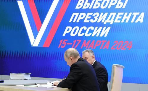 Доверенные лица Владимира Путина на выборах получили удостоверения от Машкова