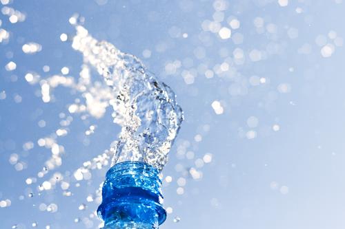 Бутилированная вода содержит нанопластик