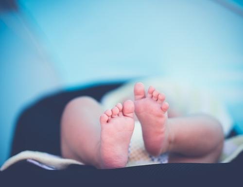 В Керчи раздетого  четырёхмесячного младенца бросили  в подъезде многоквартирного дома