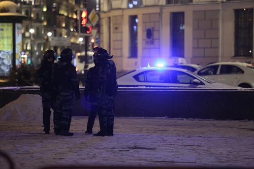 В Петербурге на Орджоникидзе пьяные хулиганы разбили остановку 