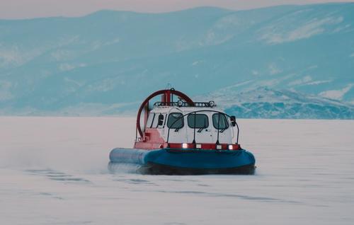 Рыбаков на дрейфующих льдинах спасают на Байкале