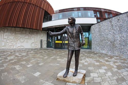 Университет Винчестера перенёс статую Греты Тунберг подальше от главного входа