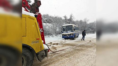 Автобус был то ли на летней резине, то ли и зимняя бы ему не помогла