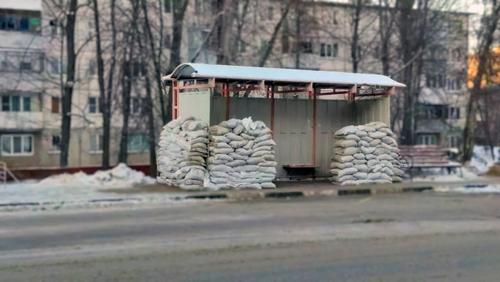 В Белгороде остановки массово обкладывают мешками с песком