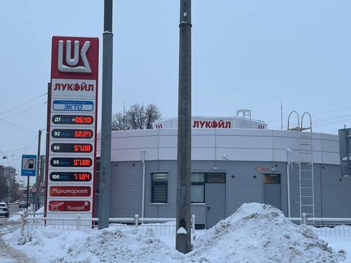 Как авария на НПЗ повлияла на цены АЗС «Лукойл» в Петербурге 