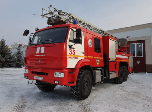 Пожарные эвакуировали шесть детей и 22 взрослых из горящего дома