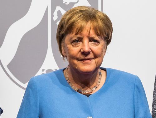 Bild: в Гамбурге установили статую обнаженной женщины, похожую на Меркель