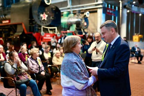 Вице-губернатор Кирилл Поляков наградил ветеранов почетными знаками