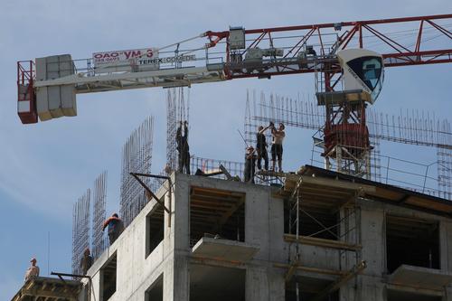 На стройке жилого комплекса в Ленобласти погиб рабочий после падения конструкции