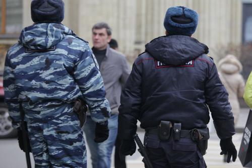 В «Дикси» на Луначарского неизвестные украли алкоголь и напали на охранника