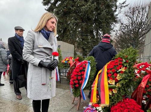 Дипломаты ФРГ, Британии и США возложили цветы на Пискаревском кладбище