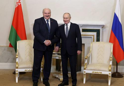 Лукашенко заявил, что обсудил с Путиным вопросы развития ВПК с учетом СВО