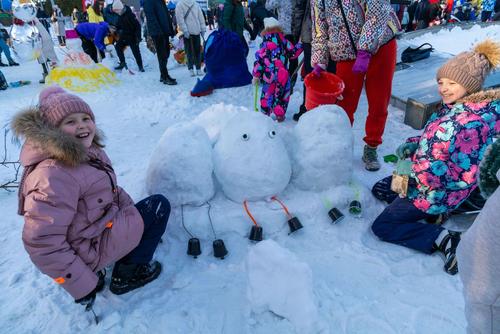 В Челябинске слепили 220 уникальных снеговиков