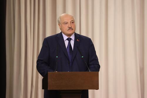 Лукашенко заявил, что санкции Запада не поставили РФ и Белоруссию на колени