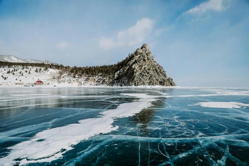 За один день на Байкале провалились три автомобиля под лед