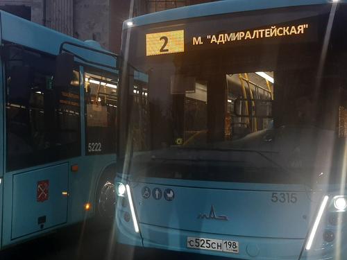 В автобусах Петербурга теперь можно читать печатные газеты