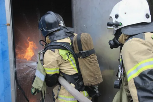 В Хабаровске десять человек эвакуировали из горящего дома