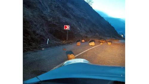 Из-за дождей в Крыму произошел камнепад на дорогу