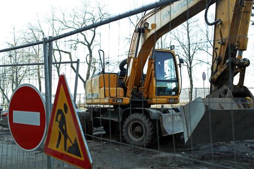 На дамбе Петербурга перекрыли две полосы движения из-за ремонта дороги