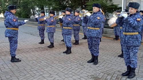 Поезд «Симферополь-Москва» проводили маршем проводов на войну