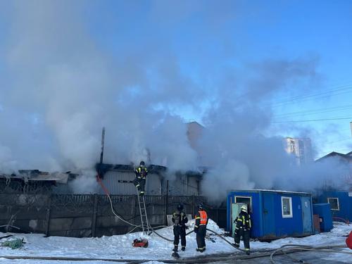 Комплекс из восьми бытовок загорелся на Васильевском острове в Петербурге 