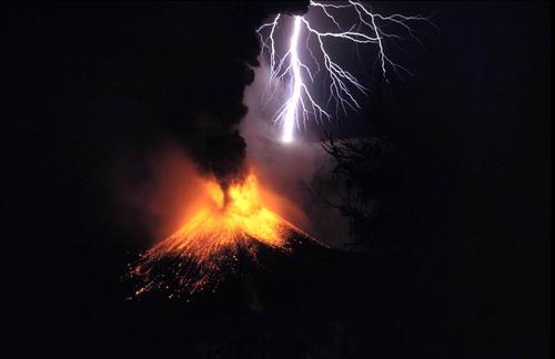 Возможно, вулканическая молния была искрой, которая зажгла жизнь на Земле