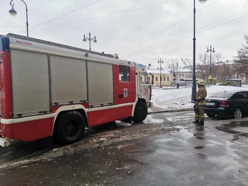 Склад разгорелся на 300 «квадратов» в Красногвардейском районе Петербурга