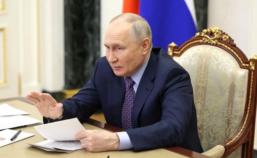 Песков: Путин заранее подготовил папку с копиями писем Хмельницкого для Карлсона