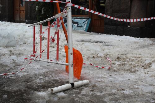 В Архангельске дорогу и тротуары затопило из-за коммунальной аварии 