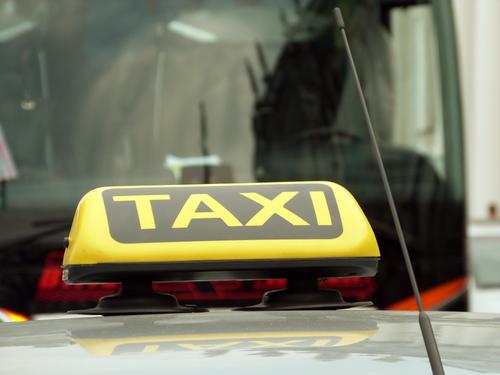 Петербургских таксистов начнут штрафовать за неправильный цвет машины