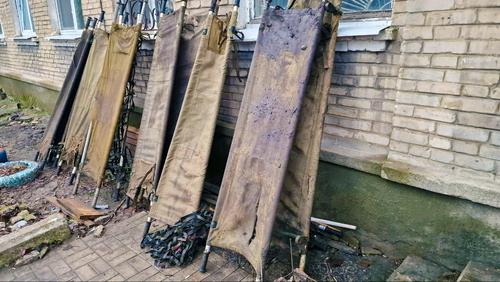 Крымским батюшкам показали еще влажные фронтовые носилки