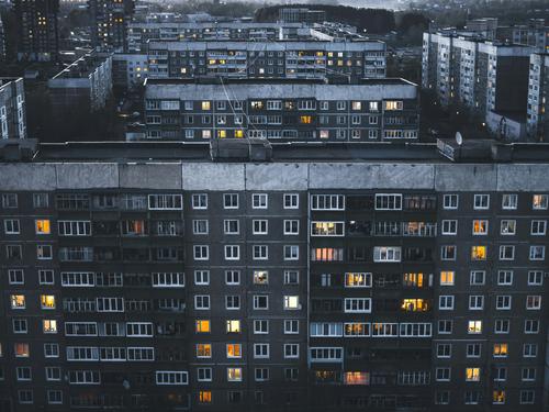 В Оренбурге пенсионерка выжила после падения с пятого этажа
