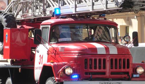 Пять машин сгорели во время пожара автосервиса на Салова