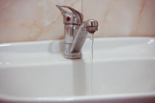 В Ломоносове проводят очистку водопровода после жалоб жителей на качество воды 