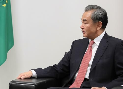Ван И сообщил Кулебе, что Пекин выступает за политическое решение конфликта