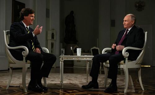 Такер Карлсон заявил, что за ним следили спецслужбы США перед интервью с Путиным