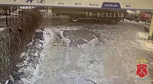 В Петербурге водитель «Газели» сбил женщину на тротуаре