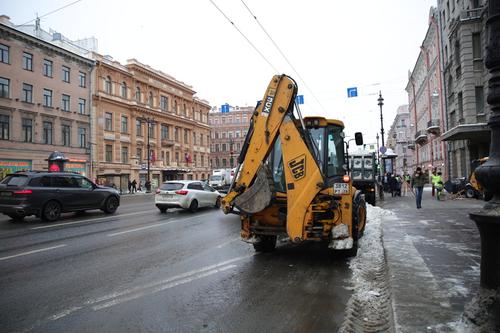 Петербургские коммунальщики придумали колоть лед и убирать воду трактором