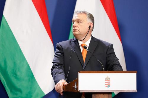 Орбан отказался встать во время минуты молчания в память о Навальном*