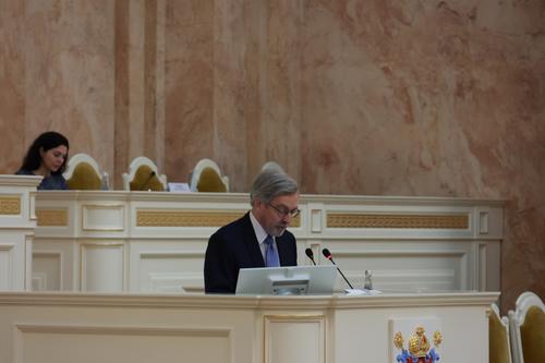 Депутаты Петербурга разрешили себе проводить заседания вне стен парламента