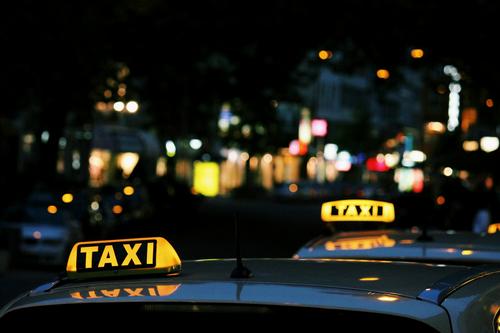 Москвич вызвал такси, а потом ограбил водителя