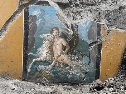 В древнеримской Помпеи обнаружена уникальная фреска Фрикса и Хелле