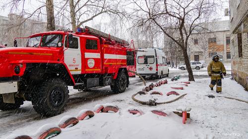 В Хабаровском крае при пожаре в пятиэтажке спасли десять детей