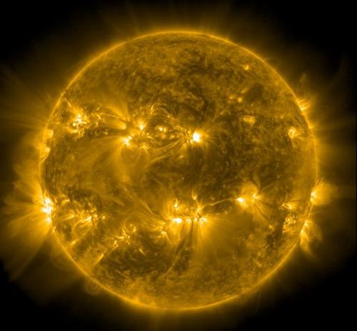 Новый крупный центр активности формируется на видимой стороне Солнца