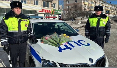 В Хабаровском крае цветочные патрули ГИБДД поздравили женщин с 8 Марта