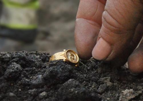 Золотое кольцо и средневековый хрустальный амулет обнаружены в Швеции
