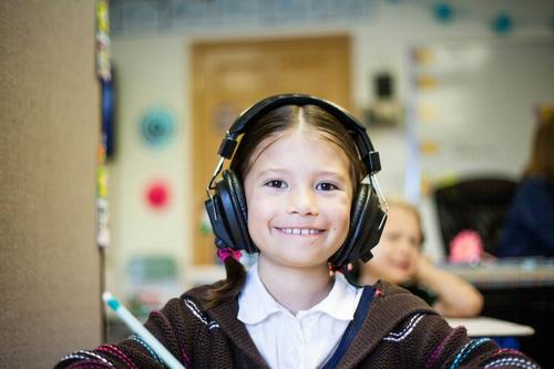 Сурдолог Пожарская: Дети теряют слух, когда слушают музыку в наушниках