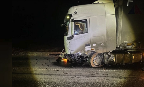 В Хабаровском крае легковой автомобиль попал под грузовик