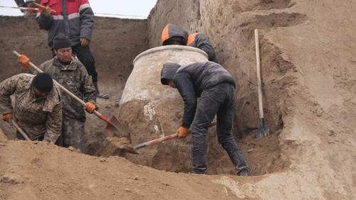 Древний глиняный сосуд «Хум» высотой 1,75 метра, обнаруженный в Кыргызстане